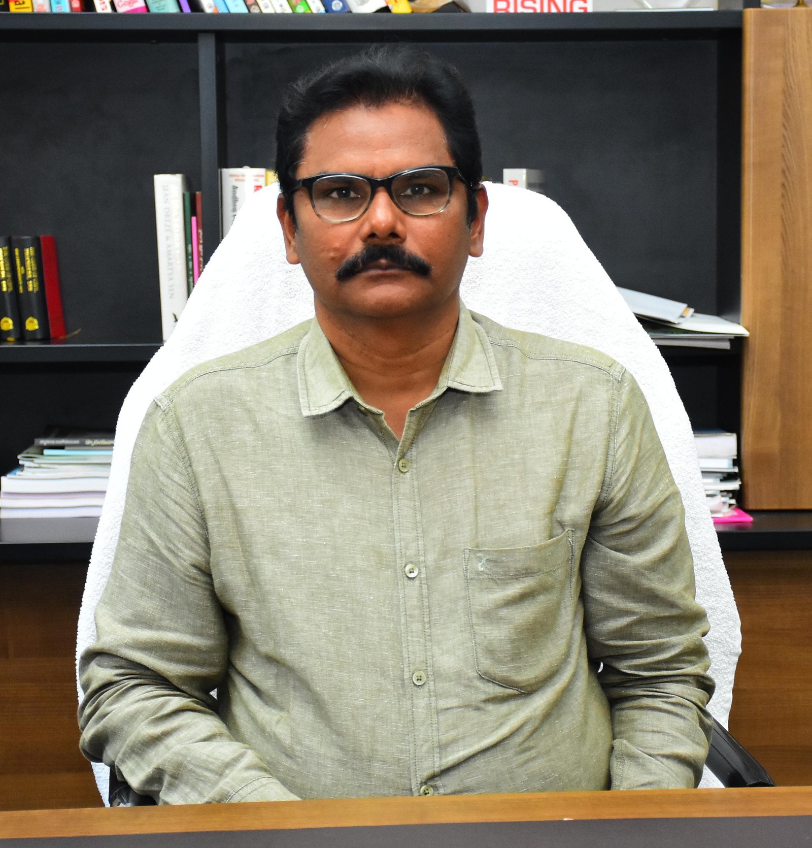 నిర్మాణదారులు మన ఇసుక వాహనంతోనే దరఖాస్తు చేసుకోవాలి  మన ఇసుక వాహనం, వెబ్సైట్ ద్వారా బుకింగ్ చేసుకోవ